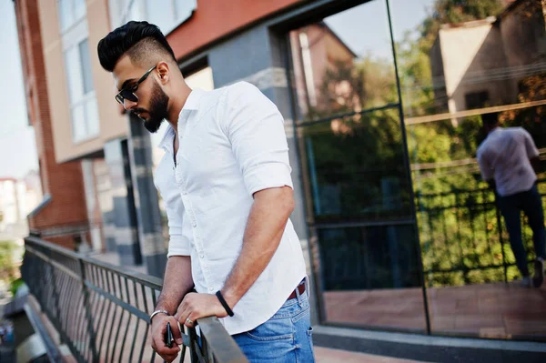Elegante Modelo Hombre Árabe Alto Camisa Blanca Jeans Gafas Sol —  Fotos de Stock