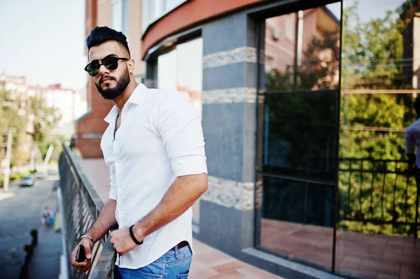 Stylisches Großes Arabisches Männermodel Weißem Hemd Jeans Und Sonnenbrille Posierte — Stockfoto