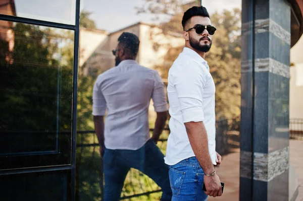 Elegante Modelo Hombre Árabe Alto Camisa Blanca Jeans Gafas Sol — Foto de Stock