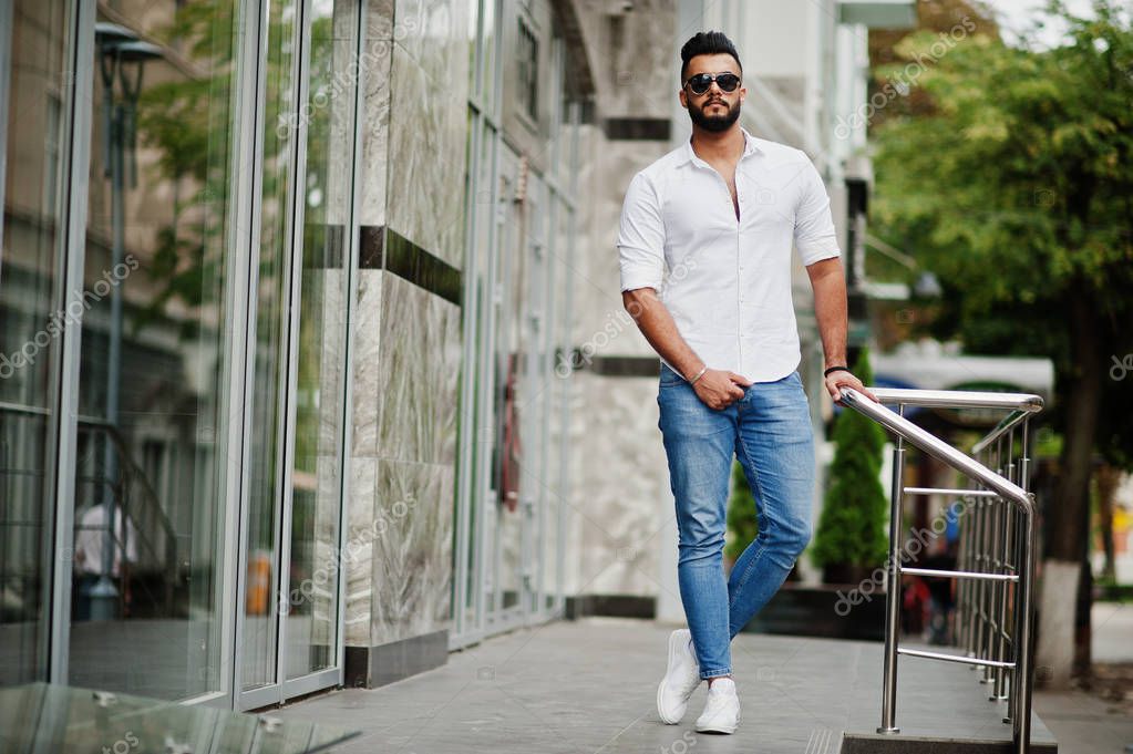 Camisa blanca y jeans hombre sale