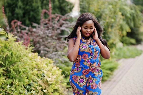 Африканская Американка Цветной Одежде Позировала Открытом Воздухе Модная Черная Женщина — стоковое фото