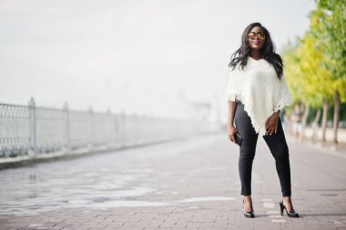 Güneş gözlüğü Afro-Amerikan kız açık poz verdi. Şık siyah kadın.