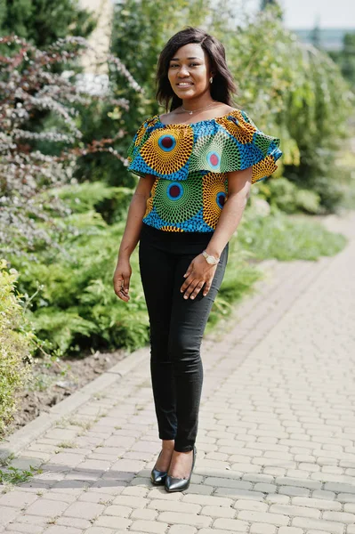 African American Girl Gekleurd Shirt Zwarte Broek Stelde Buiten Trendy — Stockfoto