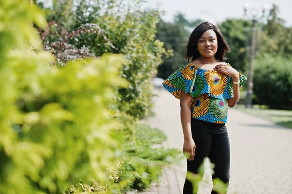 African American Girl Gekleurd Shirt Zwarte Broek Stelde Buiten Trendy — Stockfoto