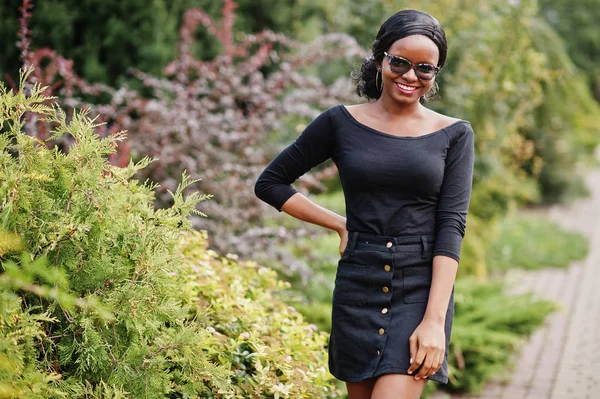 Chica Afroamericana Gafas Sol Ropa Negra Camisa Posada Aire Libre — Foto de Stock