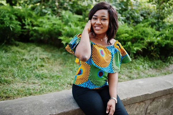 African American Girl Gekleurd Shirt Zwarte Broek Zitten Buiten Trendy — Stockfoto