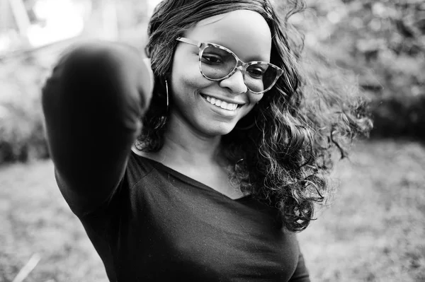 Närbild Porträtt Afroamerikanska Flicka Solglasögon Svart Kläder Poserade Utomhus Fashionabla — Stockfoto