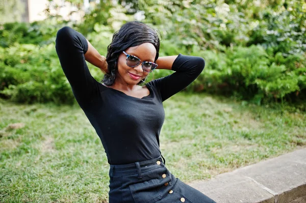 Menina Afro Americana Óculos Sol Roupas Pretas Camisa Sentada Livre — Fotografia de Stock