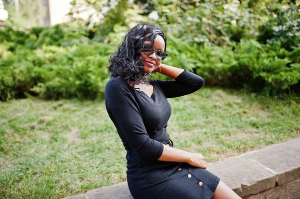 Африканская Американка Солнцезащитных Очках Черной Одежде Рубашке Сидит Открытом Воздухе — стоковое фото