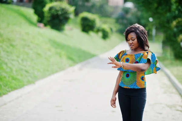 African American Girl Gekleurd Shirt Zwarte Broek Stelde Buiten Trendy — Stockfoto