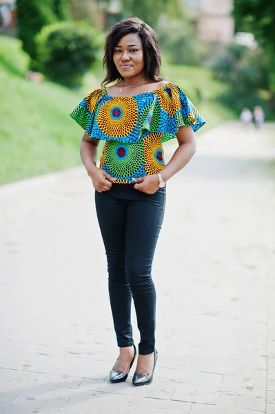 African American Girl Gekleurd Shirt Zwarte Broek Stelde Buiten Trendy — Stockfoto