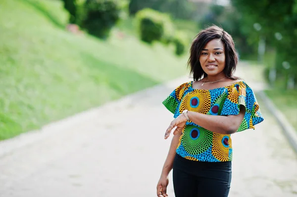 African American Girl Gekleurd Shirt Zwarte Broek Stelde Buiten Trendy — Stockfoto