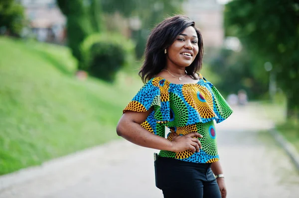 African American Girl Gekleurd Shirt Zwarte Broek Stelde Buiten Trendy — Stockfoto