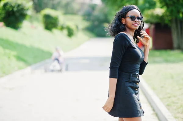 Африканская Американка Солнечных Очках Черной Одежде Рубашке Позировала Открытом Воздухе — стоковое фото