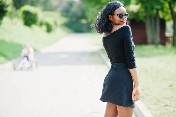 Menina Afro Americana Óculos Sol Roupas Pretas Camisa Posou Livre — Fotografia de Stock