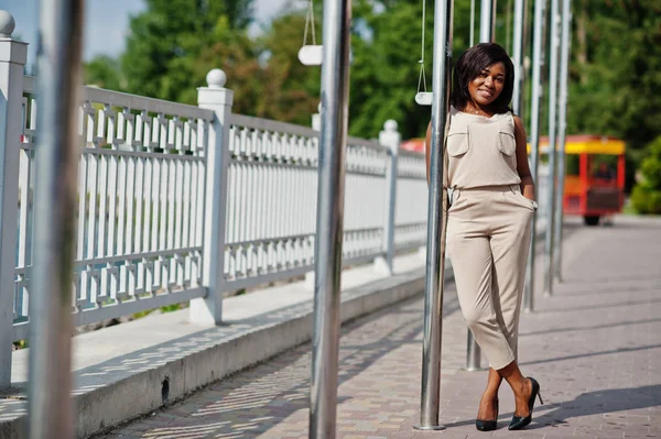 Afroamerikanerin Braunen Kaffeeanzug Posierte Draußen Modische Schwarze Geschäftsfrau — Stockfoto