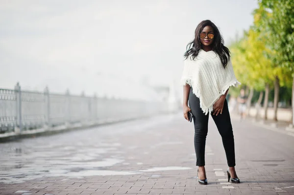 Африканская Американка Солнечных Очках Позировала Открытом Воздухе Модная Черная Женщина — стоковое фото