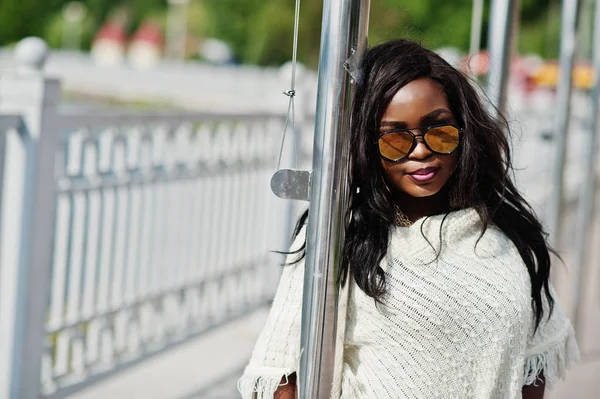 Afroamerikanerin Mit Sonnenbrille Posierte Draußen Modische Schwarze Frau — Stockfoto