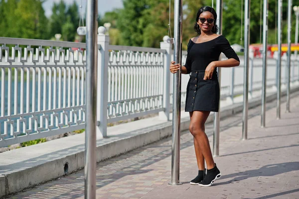 Afroamerikanerin Mit Sonnenbrille Schwarzer Kleidung Und Hemd Posierte Draußen Modische — Stockfoto