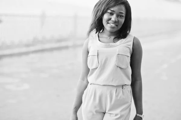 Афро Американських Дівчина Костюмі Коричневий Кави Позувала Відкритий Модні Чорний — стокове фото