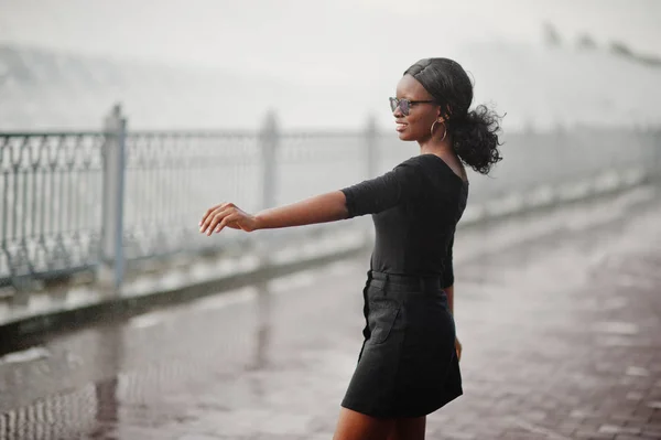 Африканская Американка Солнечных Очках Черной Одежде Рубашке Позировала Открытом Воздухе — стоковое фото