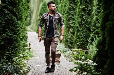 Harika güzel uzun boylu ararbian sakal maço erkek gözlük ve askeri ceket açık poz verdi.