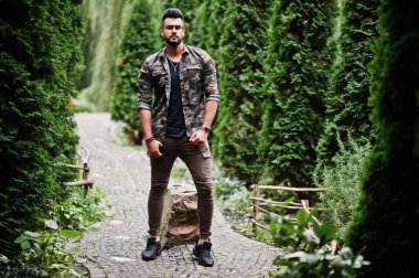 Harika güzel uzun boylu ararbian sakal maço erkek gözlük ve askeri ceket açık poz verdi.