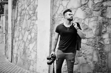 Harika güzel uzun boylu ararbian sakal maço adam fotoğrafçı gözlük ve elinde profesyonel kamera ile siyah t-shirt.