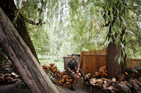 Impressionante Belo Homem Barba Árabe Alto Macho Óculos Jaqueta Militar — Fotografia de Stock