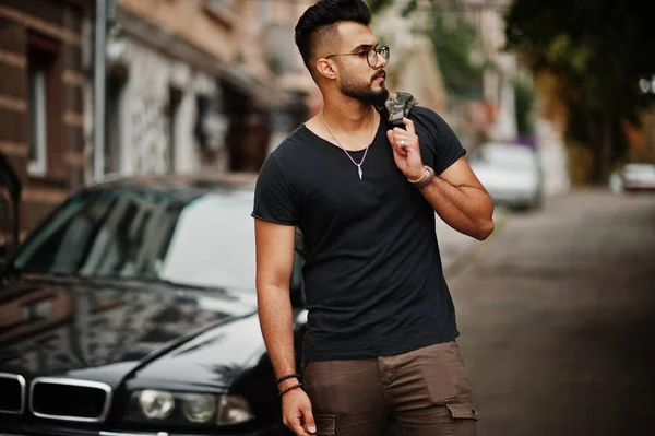 Pria Macho Arab Jangkung Yang Mengagumkan Berkacamata Dan Kaos Hitam — Stok Foto