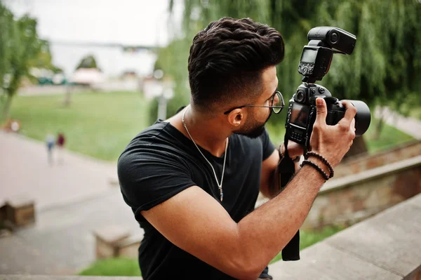 Fantastisk Vacker Tall Ararbian Skägg Macho Man Fotograf Glas Och — Stockfoto