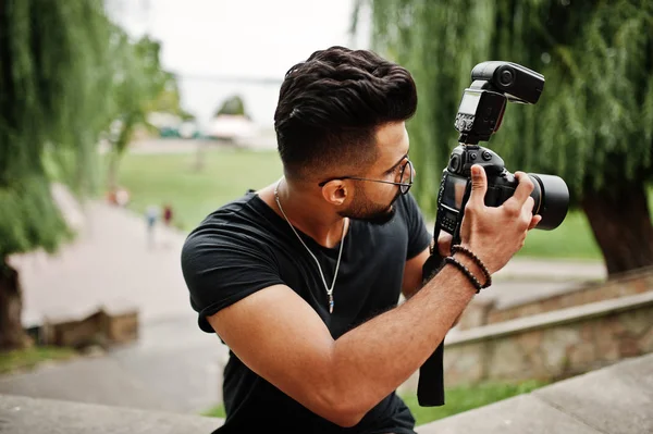 Impresionante Hermosa Alta Barba Arábiga Macho Hombre Fotógrafo Gafas Camiseta — Foto de Stock