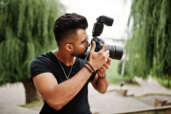 Fantastisk Vacker Tall Ararbian Skägg Macho Man Fotograf Glas Och — Stockfoto