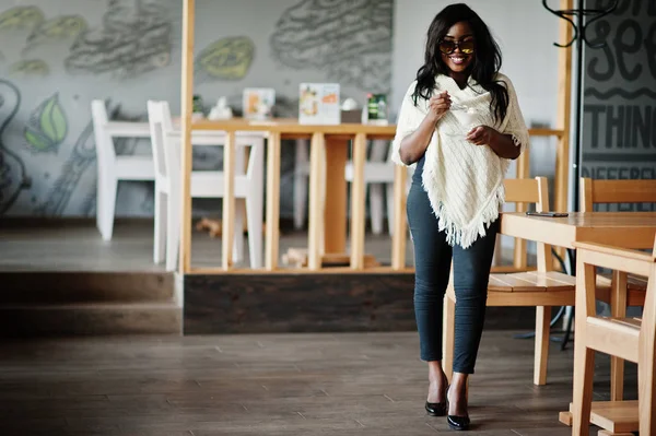 Стильна Дівчина Афро Американських Сонцезахисні Окуляри Позувала Сучасних Кафе Їдять — стокове фото