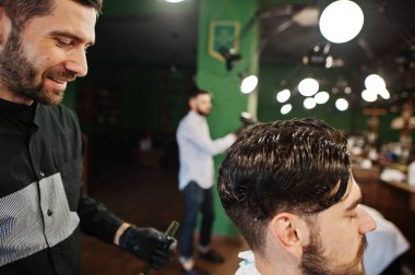 Yakışıklı sakallı adam, berber, Kuaför iş yerinde.