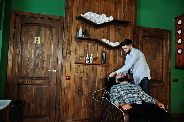 仕事で理髪店 理髪店でハンサムなひげを生やした男の 頭を洗う — ストック写真