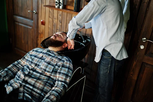 Bell Uomo Barbuto Dal Barbiere Barbiere Lavoro Testa Lavaggio — Foto Stock