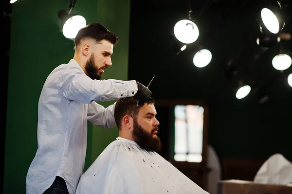 Schöner Bärtiger Mann Beim Friseur Friseur Bei Der Arbeit — Stockfoto