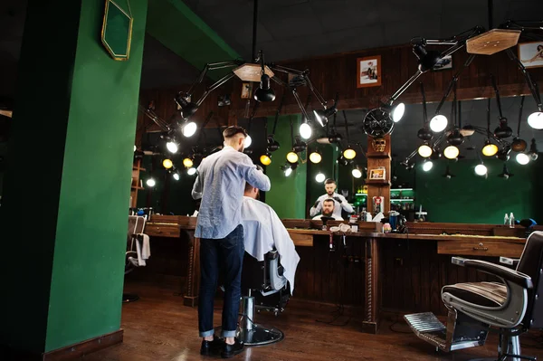 Schöner Bärtiger Mann Beim Friseur Friseur Bei Der Arbeit — Stockfoto