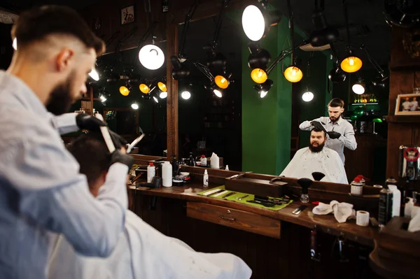 仕事で理髪店 理髪店でハンサムなひげを生やした男 — ストック写真