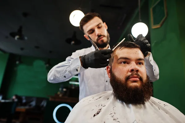 Schöner Bärtiger Mann Beim Friseur Friseur Bei Der Arbeit — Stockfoto