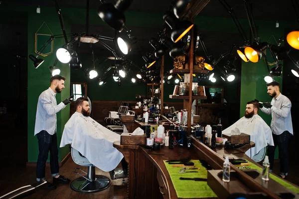 Schöner Bärtiger Mann Beim Friseur Friseur Bei Der Arbeit — Stockfoto