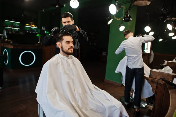 Schöner Bärtiger Mann Beim Friseur Friseur Bei Der Arbeit — Stockfoto