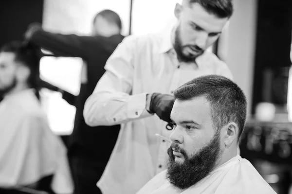 Przystojny Brodaty Mężczyzna Salonie Fryzjerskim Fryzjer Pracy — Zdjęcie stockowe