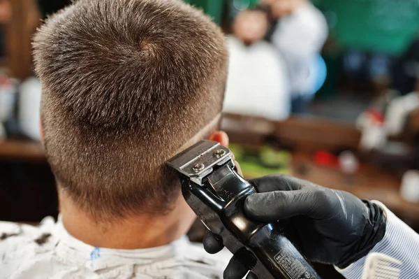 Knappe Bebaarde Man Barbershop Kapper Het Werk Close Van Nek — Stockfoto