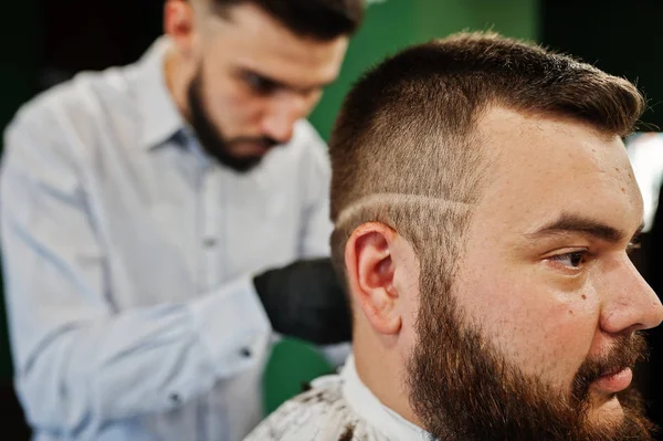 Schöner Bärtiger Mann Beim Friseur Friseur Bei Der Arbeit — Stockfoto