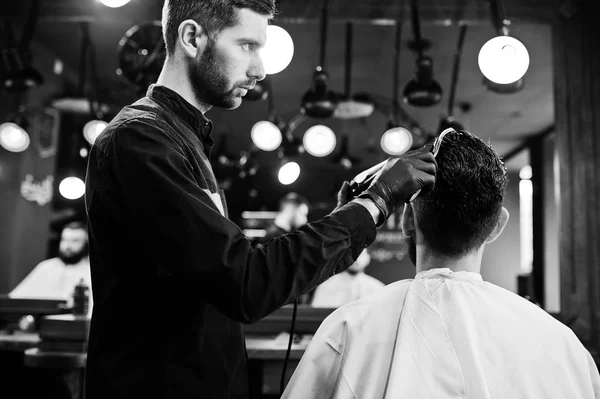 職場では 理髪店 理髪店でハンサムなひげを生やした男のヘアー ドライヤーを使用して — ストック写真