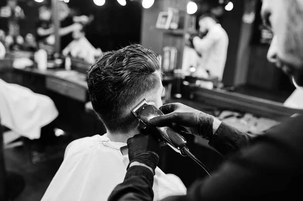 仕事で理髪店 理髪店でハンサムなひげを生やした男 — ストック写真
