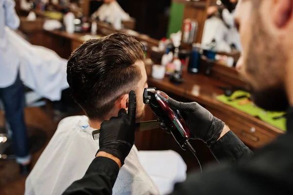 英俊的胡子男子在理发店 理发师在工作 — 图库照片