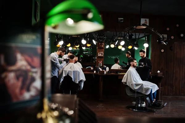 Bonito Barbudo Barbearia Barbeiro Trabalho — Fotografia de Stock